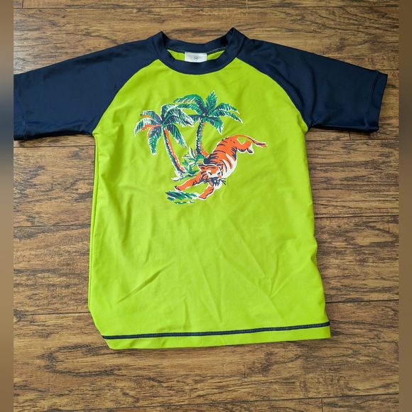 💥3/$24 Hanna Andersson Green and Navy Rash guard With Tiger - Picture 1 of 3